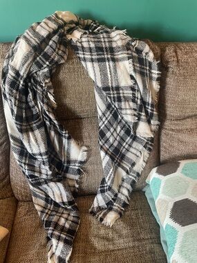 Cozy Black & White Plaid Throw Blanket Scarf